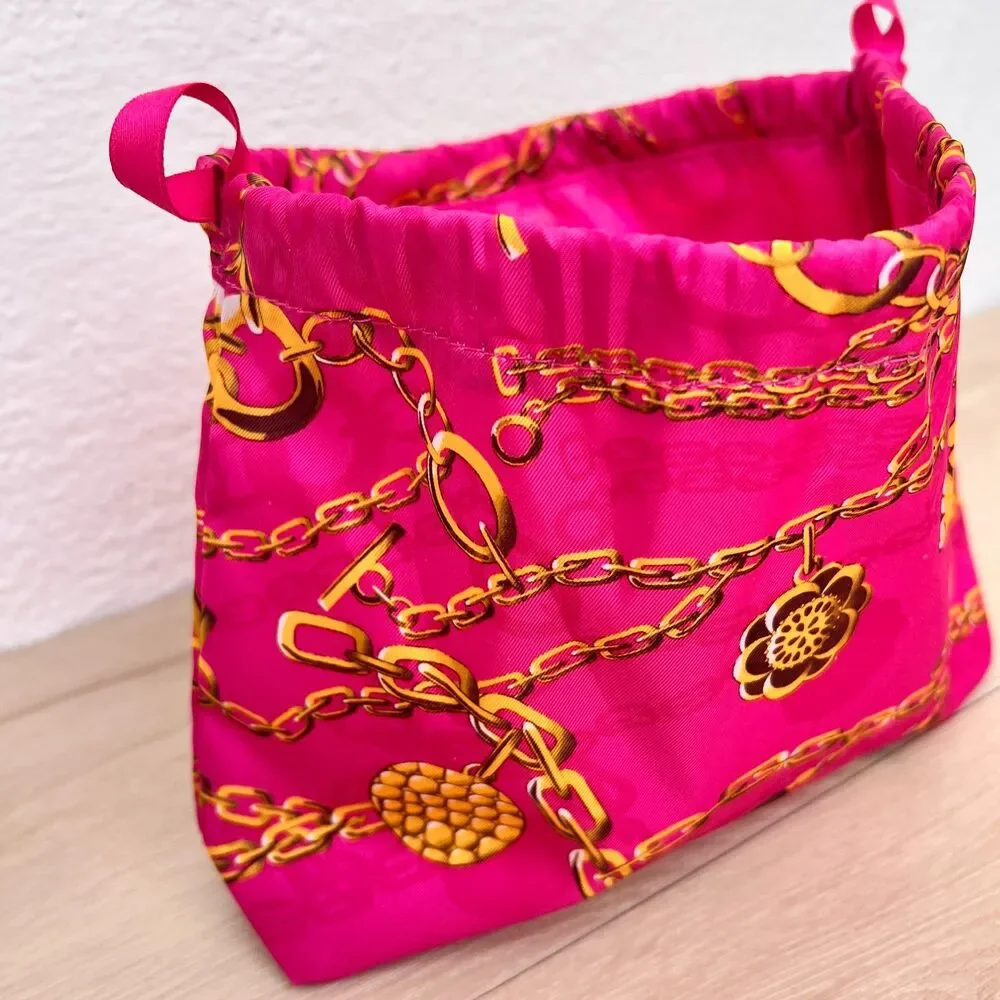 Estee Lauder Fuchsia Pink Gold Chain 90s Pattern Drawstring Makeup Bag